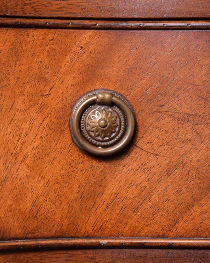 アンティークのチェスト　アンティーク家具　アンティーク英国輸入家具、木目の美しさに魅了される3段チェスト。アンティークらしい取っ手アンティーク家具は取っ手のデザインまで、なんだか高級感があるんですよね。(q-1659-f)