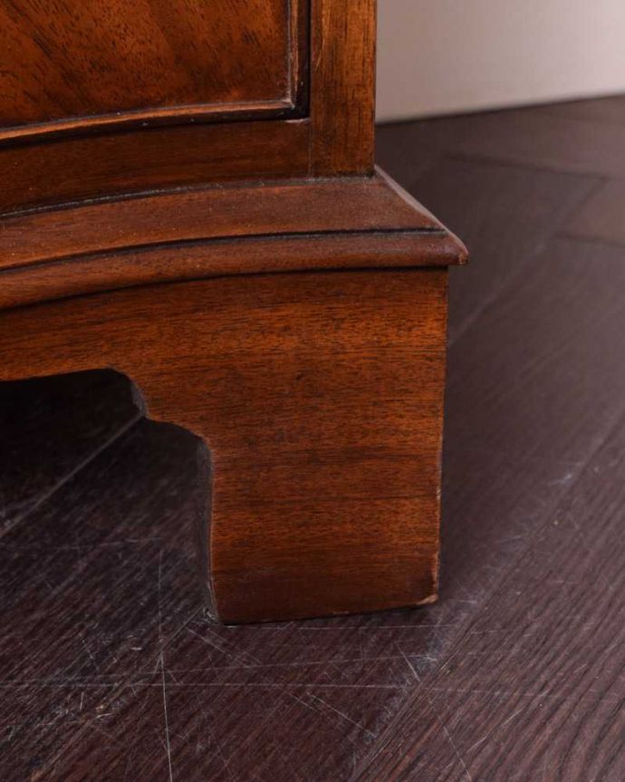 アンティークのチェスト　アンティーク家具　アンティーク英国輸入家具、木目の美しさに魅了される3段チェスト。女性1人でラクラク運べちゃう仕掛けHandleのアンティークは、脚の裏にフェルトキーパーをお付けしています。(q-1659-f)