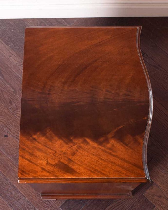 アンティークのチェスト　アンティーク家具　アンティーク英国輸入家具、木目の美しさに魅了される3段チェスト。ピカピカに仕上げましたHandleでは修復の時、天板の塗装も一度剥離してキレイに仕上げました。(q-1659-f)