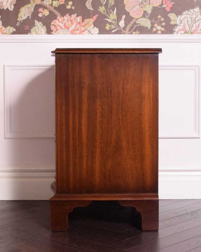 アンティークのチェスト　アンティーク家具　アンティーク英国輸入家具、木目の美しさに魅了される3段チェスト。横顔もキレイですどこから見られても絵になるスタイル。(q-1659-f)