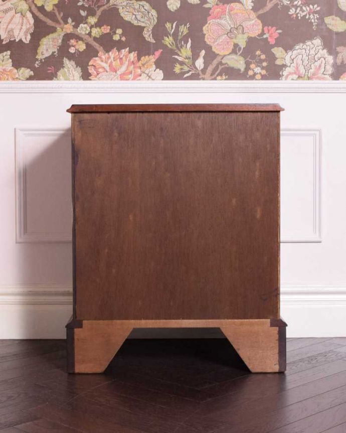 アンティークのチェスト　アンティーク家具　アンティーク英国輸入家具、木目の美しさに魅了される3段チェスト。後ろ姿も見て下さいアンティークは新品ではないので、もちろん経年変化によるキズはありますが、専門の職人が修復しました。(q-1659-f)