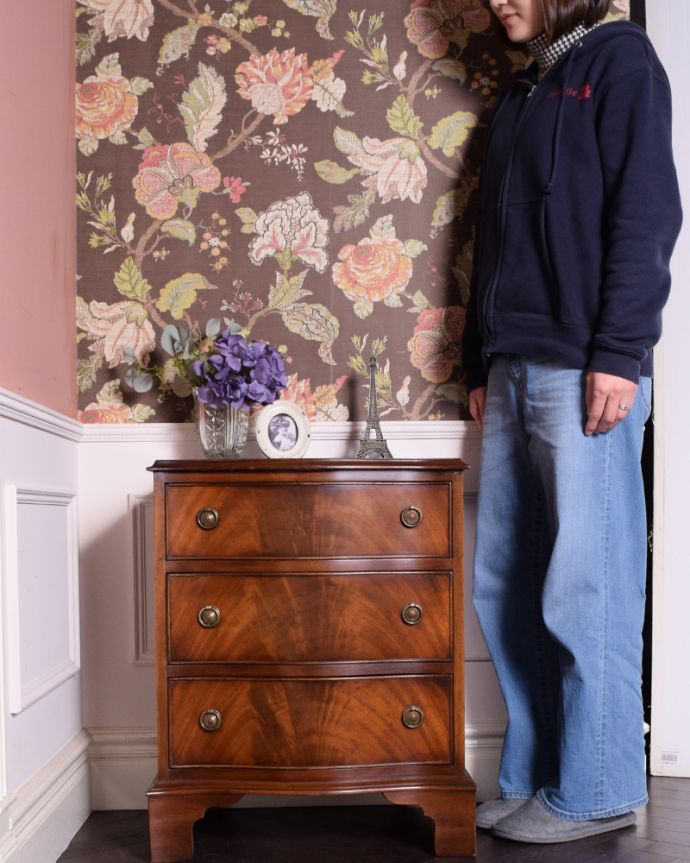 アンティークのチェスト　アンティーク家具　アンティーク英国輸入家具、木目の美しさに魅了される3段チェスト。大人の雰囲気漂う人気の英国チェストシンプルなデザインだからこそ木目の美しさが際立つチェスト。(q-1659-f)