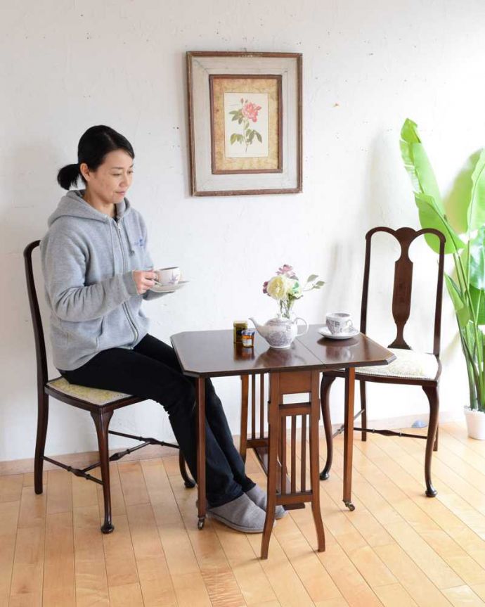 アンティークのテーブル アンティーク家具 優雅なアンティーク英国サザーランドテーブル、伸張式のゲートレッグテーブル。使い方に合わせて3通りで使えるアンティークの定番アンティーク家具の定番テーブルと言えばゲートレッグテーブル。(q-1660-f)