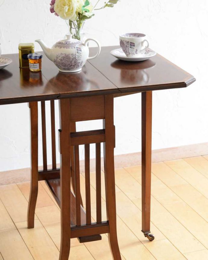 アンティークのテーブル アンティーク家具 優雅なアンティーク英国サザーランドテーブル、伸張式のゲートレッグテーブル。自慢はやっぱりゲート(門)のような脚まるでゲート(門)が開くような脚の形から名前が付けられたゲートレッグテーブル。(q-1660-f)