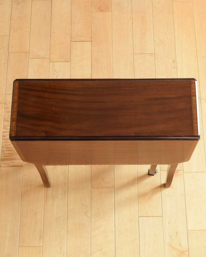 アンティークのテーブル アンティーク家具 優雅なアンティーク英国サザーランドテーブル、伸張式のゲートレッグテーブル。畳むとこんなにスリムなサイズリーフを閉じた状態のテーブルを上から見るとこんな感じ。(q-1660-f)