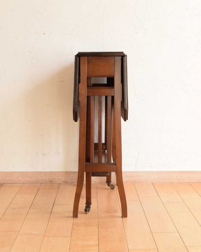 アンティークのテーブル アンティーク家具 優雅なアンティーク英国サザーランドテーブル、伸張式のゲートレッグテーブル。意外にコンパクト昔、使わないとき壁にピタッと付けて収納出来るように作られたテーブル。(q-1660-f)