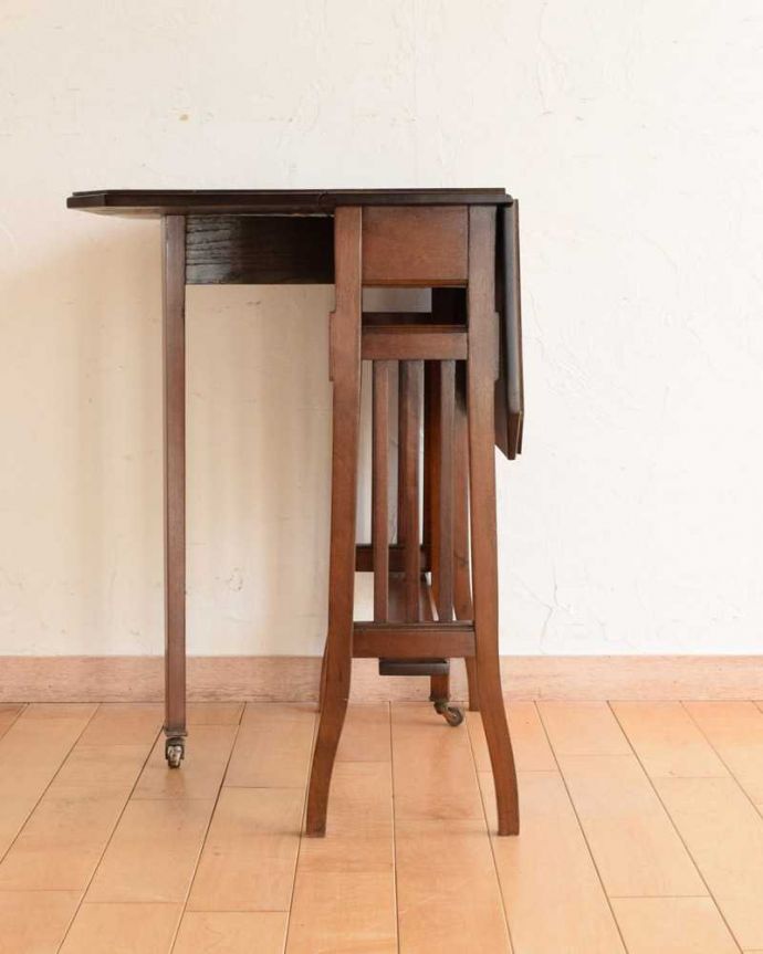 アンティークのテーブル アンティーク家具 優雅なアンティーク英国サザーランドテーブル、伸張式のゲートレッグテーブル。片方開くと・・・・片方のリーフを開くとこんな感じ。(q-1660-f)