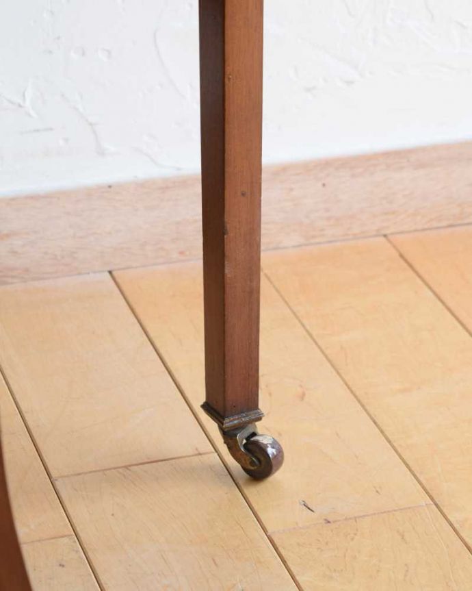 アンティークのテーブル アンティーク家具 優雅なアンティーク英国サザーランドテーブル、伸張式のゲートレッグテーブル。女性1人でラクラク運べちゃうんですキャスター付きの脚。(q-1660-f)