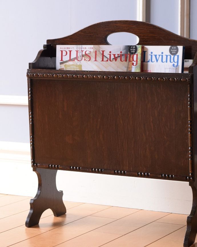 マガジンラック　アンティーク家具　雑誌や新聞のお片付けはお任せ、持ち手付きのアンティークマガジンラック。ちょっと置いておきたい…をキレイに収納新聞や雑誌など、ついついテーブルの上に置いてしまって雑多に見えるものが、コレさえあればキレイに収納出来てお部屋もスッキリ見えるんです。(q-1661-f)