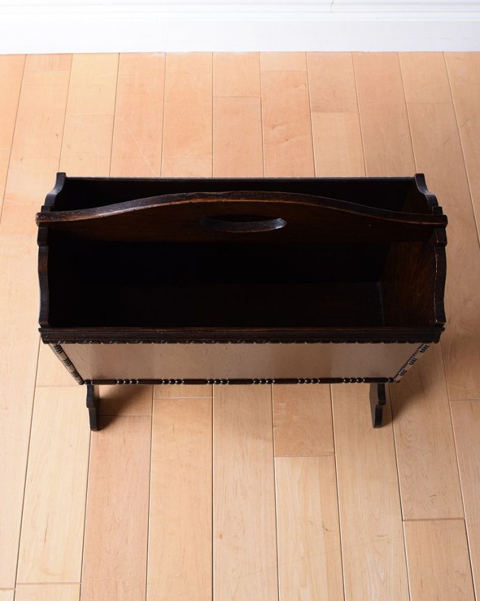 マガジンラック　アンティーク家具　雑誌や新聞のお片付けはお任せ、持ち手付きのアンティークマガジンラック。雑誌を入れる部分もキレイに修復しましたアンティークは新品ではないので経年変化によるキズはありますが、専門の職人がキレイにお直ししました。(q-1661-f)