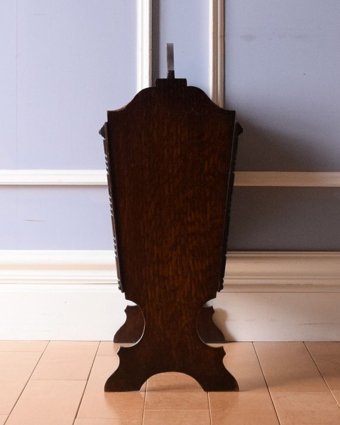 マガジンラック　アンティーク家具　雑誌や新聞のお片付けはお任せ、持ち手付きのアンティークマガジンラック。横から見てもキレイです360度、どの角度から見てもキレイに仕上がっています。(q-1661-f)