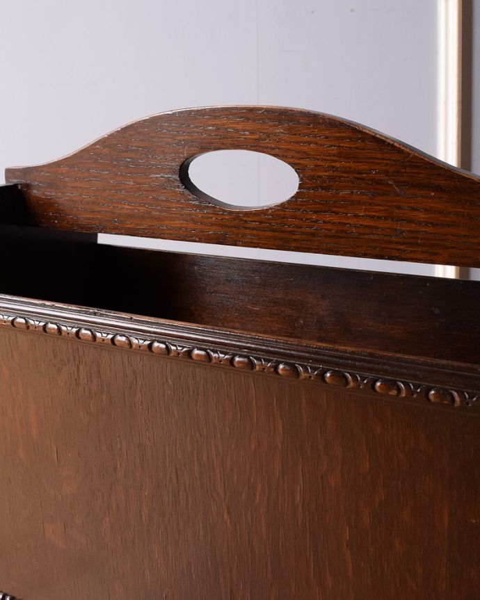 マガジンラック　アンティーク家具　雑誌や新聞のお片付けはお任せ、持ち手付きのアンティークマガジンラック。片手でラクラク運べますデザインの一部になっている持ち手を持って運べば持ち運びもラクラク！。(q-1661-f)