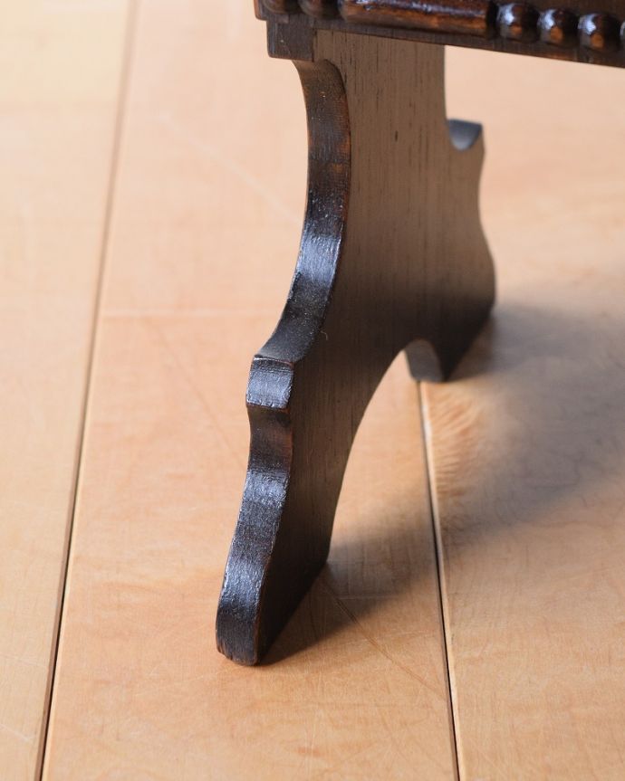 マガジンラック　アンティーク家具　雑誌や新聞のお片付けはお任せ、持ち手付きのアンティークマガジンラック。持ち上げなくても移動ラクラクHandleのアンティーク家具の足の裏にはフェルトキーパーをお付けしています。(q-1661-f)