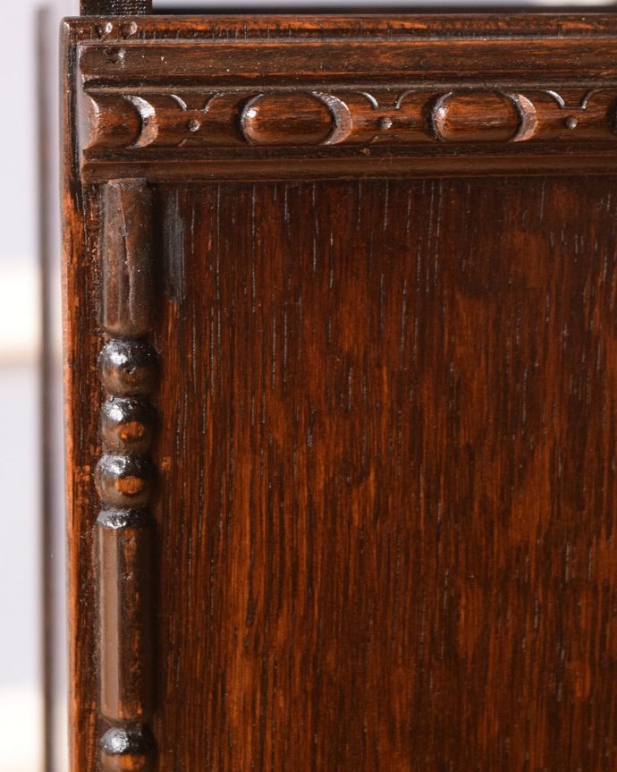 マガジンラック　アンティーク家具　雑誌や新聞のお片付けはお任せ、持ち手付きのアンティークマガジンラック。うっとりする美しさアンティークだから手に入る美しい彫。(q-1661-f)