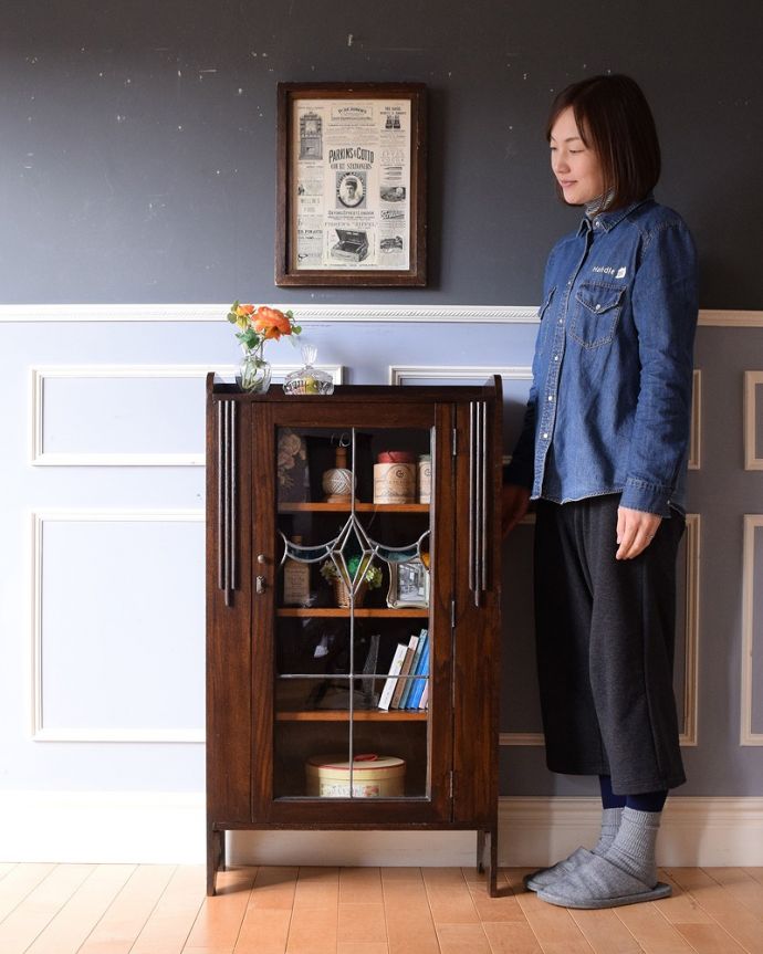 アンティークのキャビネット アンティーク家具 ステンドグラスが入ったアンティーク家具、小さなブックケース(本棚)。ステンドグラスの扉が美しいキャビネット扉がステンドグラスになっているから、キャビネットとステンドグラスの両方を一気に手に入れることが出来ちゃうんです。(q-1662-f)