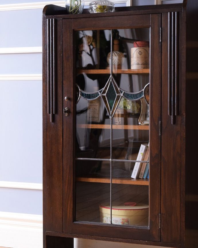 アンティークのキャビネット アンティーク家具 ステンドグラスが入ったアンティーク家具、小さなブックケース(本棚)。まずはステンドグラスを楽しみましょう現代のように機械が発達していない時代に作られたステンドグラス。(q-1662-f)