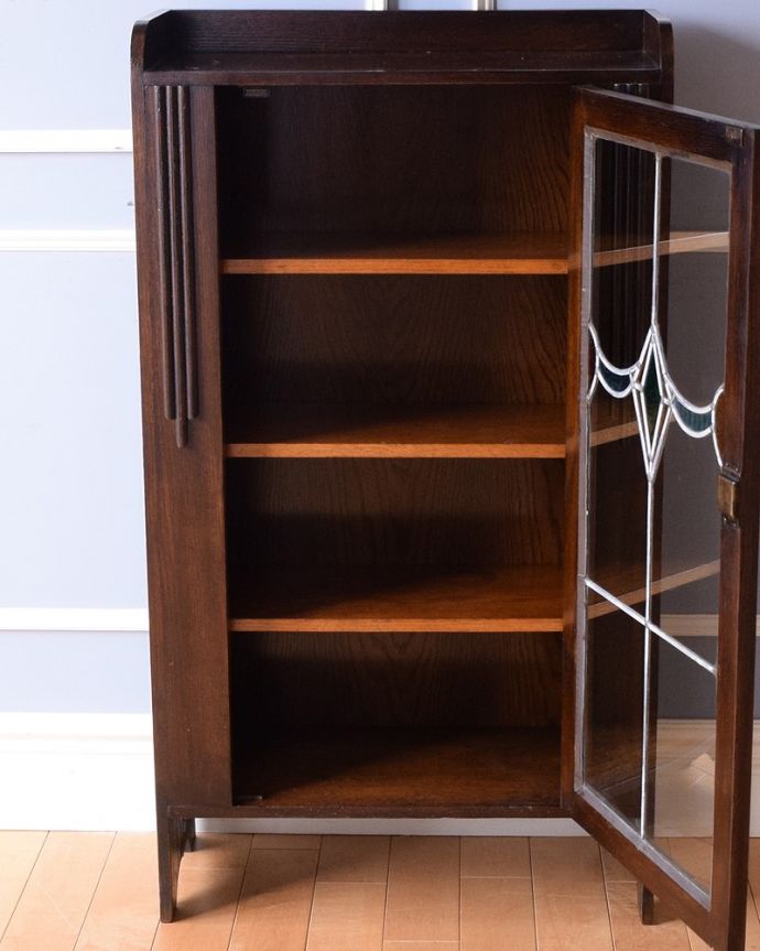 アンティークのキャビネット アンティーク家具 ステンドグラスが入ったアンティーク家具、小さなブックケース(本棚)。扉を開けた内側はこんな感じですキャビネットの中も職人がしっかり修復したのでキレイです。(q-1662-f)