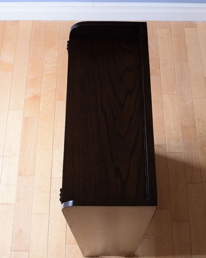 アンティークのキャビネット アンティーク家具 ステンドグラスが入ったアンティーク家具、小さなブックケース(本棚)。天板もキレイに仕上げました。(q-1662-f)