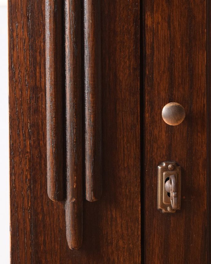 アンティークのキャビネット アンティーク家具 ステンドグラスが入ったアンティーク家具、小さなブックケース(本棚)。惚れ惚れする彫の美しさこんなに堅い無垢材に一体どうやって彫ったんだろう?と不思議になるくらいアンティークらしく細かい彫りは眺めているだけでうっとりする美しさです。(q-1662-f)