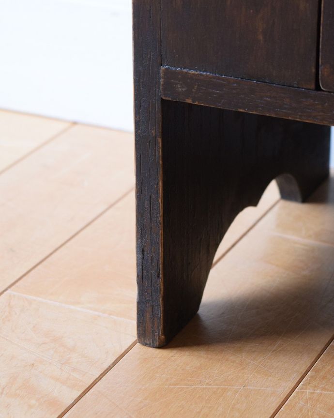 アンティークのキャビネット アンティーク家具 ステンドグラスが入ったアンティーク家具、小さなブックケース(本棚)。女性1人でもラクに運べちゃうヒミツHandleのアンティークは、脚の裏にフェルトキーパーをお付けしているので、床を滑らせれば女性でも移動がカンタンに出来ます!ご安心下さい。(q-1662-f)