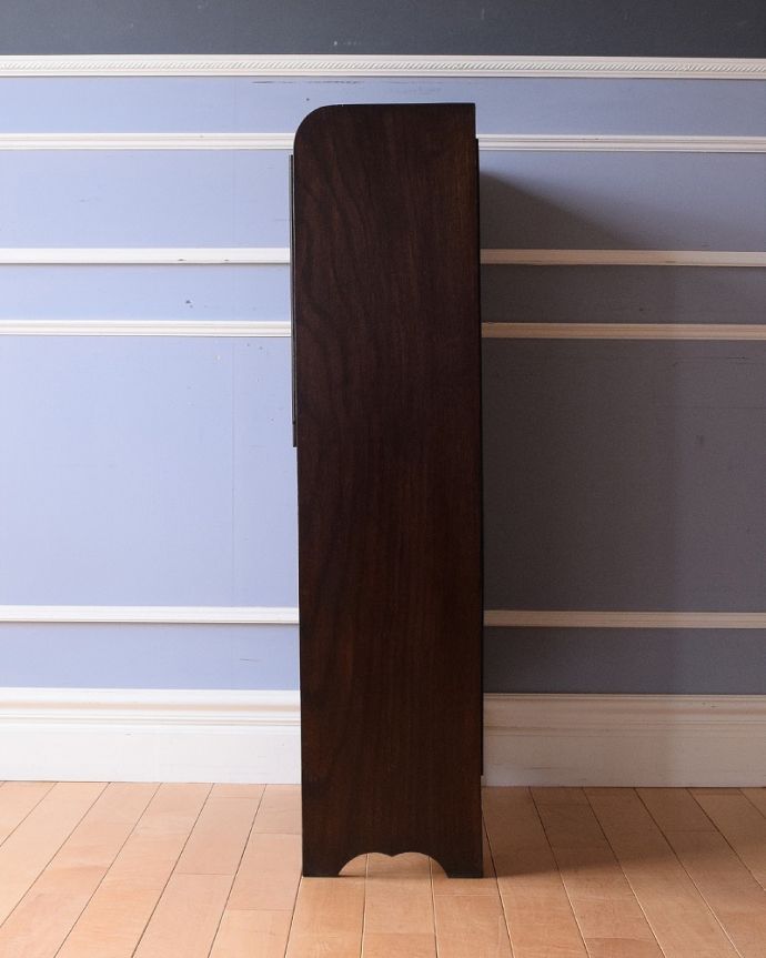 アンティークのキャビネット アンティーク家具 ステンドグラスが入ったアンティーク家具、小さなブックケース(本棚)。横から見てもステキもちろん横もキレイに修復していますので、横顔だって美しいんです。(q-1662-f)