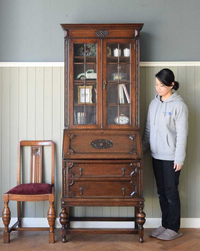 ビューロー アンティーク家具 英国トラッドなビューローブックケース、アンティークの収納家具(本棚&デスク)。1つで3役こなしちゃう贅沢な家具見た目はガラスキャビネットなのに、デスクとチェストの機能も備えたビューローブックケース。(q-1663-f)