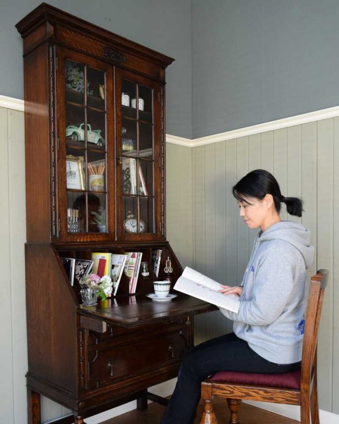 ビューロー アンティーク家具 英国トラッドなビューローブックケース、アンティークの収納家具(本棚&デスク)。あっという間に自分だけの贅沢デスク扉を前に倒すとデスクが登場。(q-1663-f)