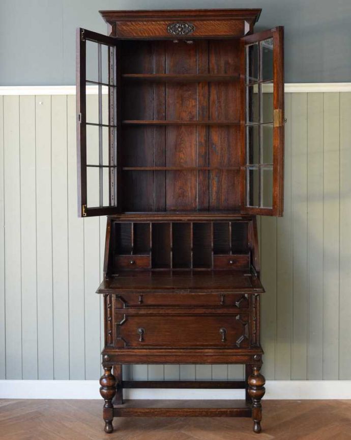 ビューロー アンティーク家具 英国トラッドなビューローブックケース、アンティークの収納家具(本棚&デスク)。美しいガラス扉の中身は・・・専門の職人がしっかり修復したので、扉の中もこんな感じでキレイです。(q-1663-f)