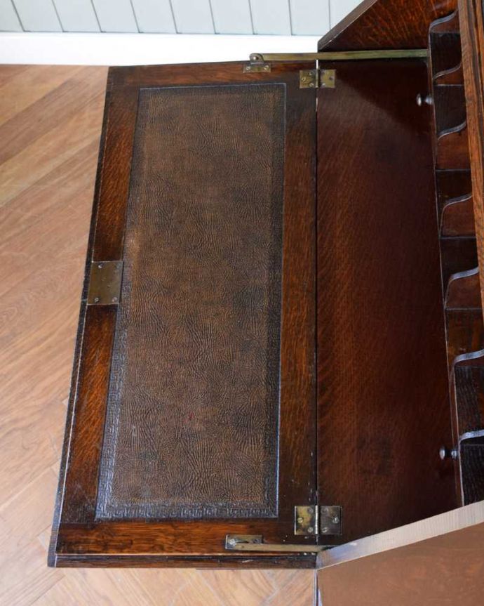 ビューロー アンティーク家具 英国トラッドなビューローブックケース、アンティークの収納家具(本棚&デスク)。デスクの天板を上から見ると・・・やっぱりデスクは天板部分が気になるから、専門の職人が古い塗装を剥離してピッカピカに修復しました。(q-1663-f)