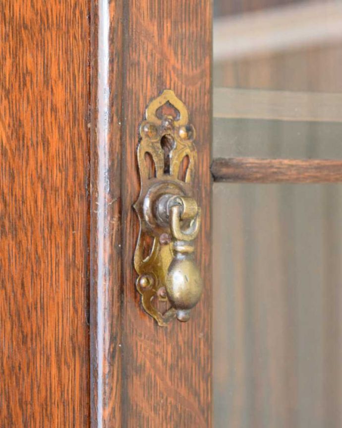 ビューロー アンティーク家具 英国トラッドなビューローブックケース、アンティークの収納家具(本棚&デスク)。アンティークらしいデザインこんな場所にも凝ったデザイン。(q-1663-f)