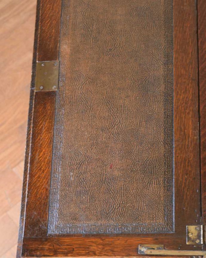 ビューロー アンティーク家具 英国トラッドなビューローブックケース、アンティークの収納家具(本棚&デスク)。天板部分もキレイですやっぱりデスクの天板部分は気になるポイント。(q-1663-f)