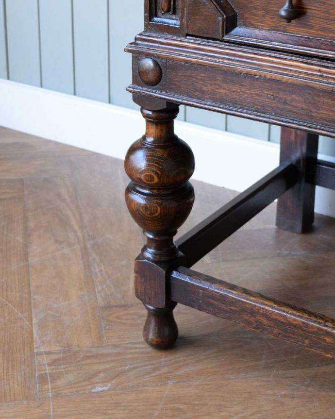 ビューロー アンティーク家具 英国トラッドなビューローブックケース、アンティークの収納家具(本棚&デスク)。女性でも運べちゃう理由は・・・Handleのアンティークは、脚の裏にフェルトキーパーをお付けしていますので、重い家具でも床を滑らせれて移動する事が出来ます。(q-1663-f)