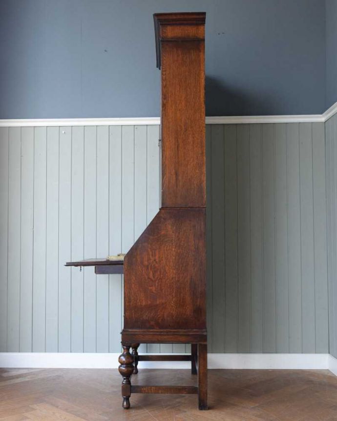 ビューロー アンティーク家具 英国トラッドなビューローブックケース、アンティークの収納家具(本棚&デスク)。横から見た姿もステキ横から見てみるとこんな感じです。(q-1663-f)