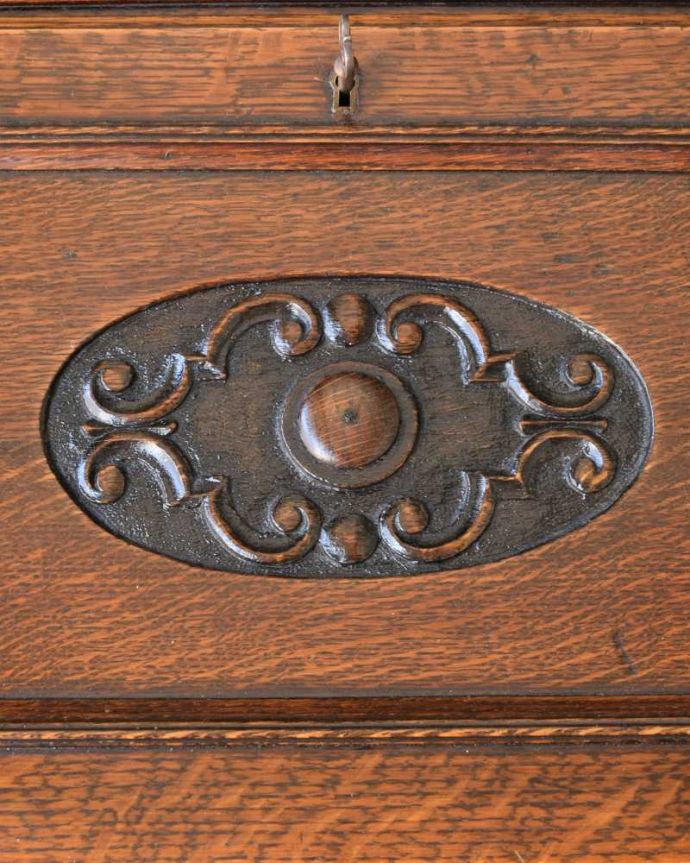 ビューロー アンティーク家具 英国トラッドなビューローブックケース、アンティークの収納家具(本棚&デスク)。惚れ惚れしちゃう美しさこんなに堅い無垢材に一体どうやって彫ったんだろう?と不思議になるくらい細かい彫にうっとりです。(q-1663-f)