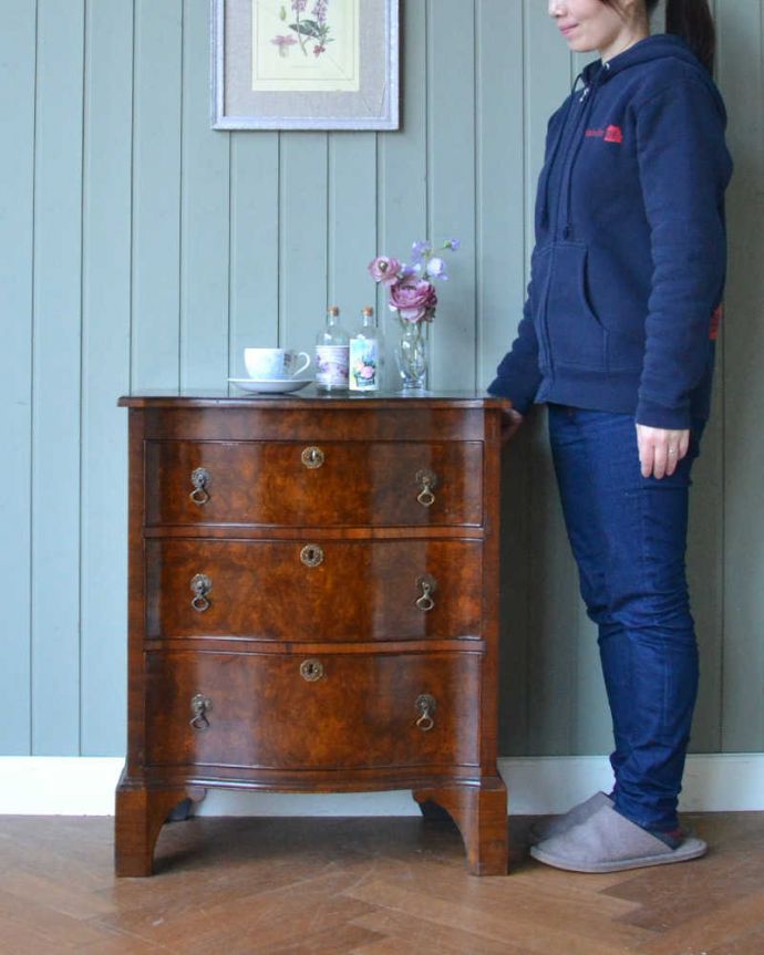 アンティークのチェスト アンティーク家具 木目が美しい英国アンティーク家具、使いやすいコンパクトなチェスト(3段)。大人の雰囲気漂う人気の英国チェストシンプルなデザインだからこそ木目の美しさが際立つチェスト。(q-1664-f)