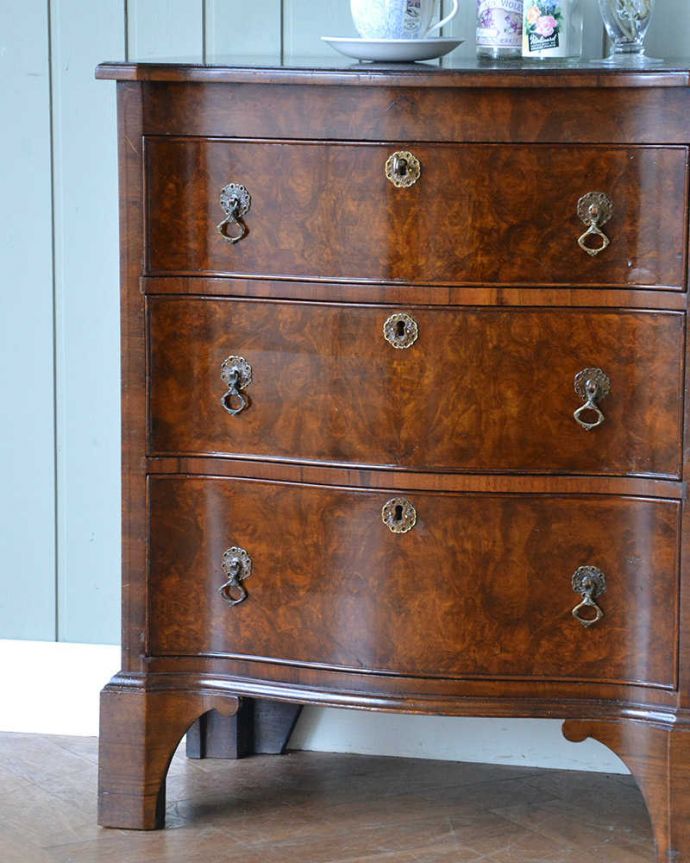 アンティークのチェスト アンティーク家具 木目が美しい英国アンティーク家具、使いやすいコンパクトなチェスト(3段)。アンティークだから手に入る質の良さ現代では手に入れることが出来ない質のいい素材が使われているのもアンティーク家具の特長。(q-1664-f)