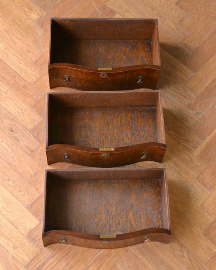 アンティークのチェスト アンティーク家具 木目が美しい英国アンティーク家具、使いやすいコンパクトなチェスト(3段)。引き出しの中もキレイに修復しましたお洋服を入れてもいいように、引き出しの中も専門の職人が時間をかけてしっかり修復しました。(q-1664-f)