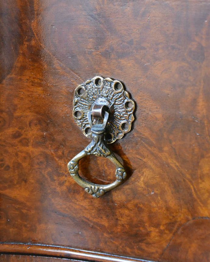 アンティークのチェスト アンティーク家具 木目が美しい英国アンティーク家具、使いやすいコンパクトなチェスト(3段)。アンティークらしい取っ手アンティーク家具は取っ手のデザインまで、なんだか高級感があるんですよね。(q-1664-f)