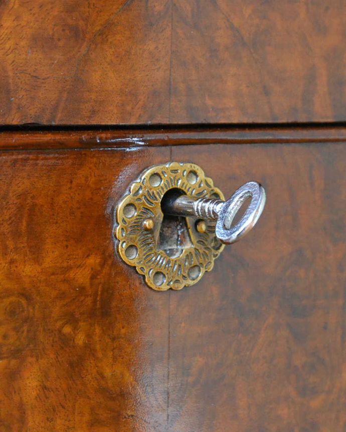 アンティークのチェスト アンティーク家具 木目が美しい英国アンティーク家具、使いやすいコンパクトなチェスト(3段)。大切なものも安心です引き出しにカギが付いているので、大切なものも収納することが出来ます。(q-1664-f)