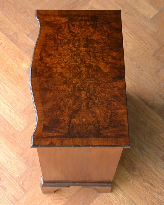 アンティークのチェスト アンティーク家具 木目が美しい英国アンティーク家具、使いやすいコンパクトなチェスト(3段)。ピカピカに仕上げましたHandleでは修復の時、天板の塗装も一度剥離してキレイに仕上げました。(q-1664-f)