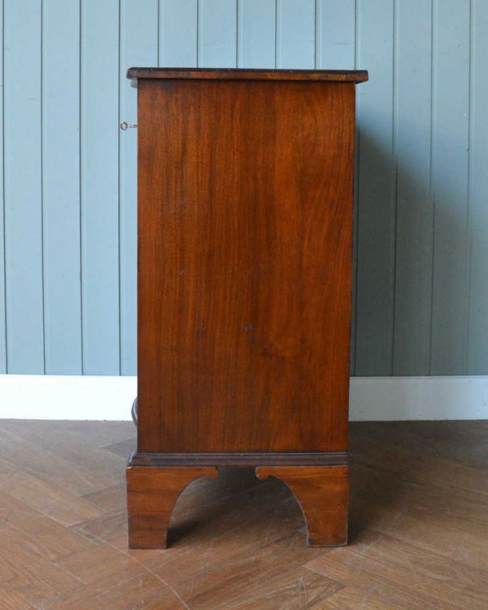 アンティークのチェスト アンティーク家具 木目が美しい英国アンティーク家具、使いやすいコンパクトなチェスト(3段)。横顔もキレイですどこから見られても絵になるスタイル。(q-1664-f)