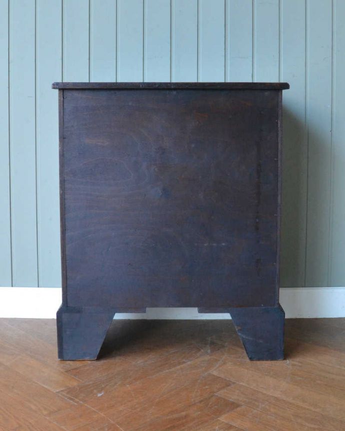 アンティークのチェスト アンティーク家具 木目が美しい英国アンティーク家具、使いやすいコンパクトなチェスト(3段)。後ろ姿も見て下さいアンティークは新品ではないので、もちろん経年変化によるキズはありますが、専門の職人が修復しました。(q-1664-f)