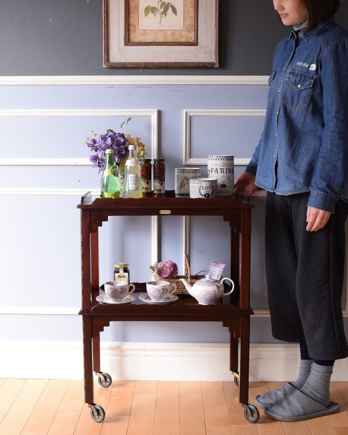 アンティークのワゴン・トローリー アンティーク家具 コロコロが付いて移動もラクラク、優雅な英国輸入のアンティークワゴン (トローリー)。コロコロ転がせて移動も楽チン!アンティークの中でも人気の高いワゴン。(q-1665-f)