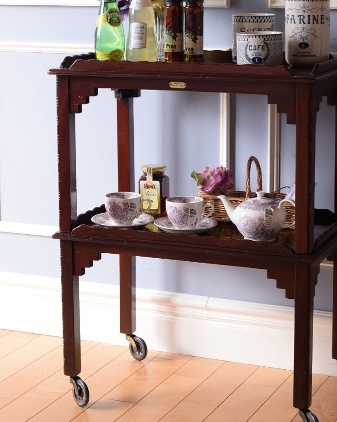 アンティークのワゴン・トローリー アンティーク家具 コロコロが付いて移動もラクラク、優雅な英国輸入のアンティークワゴン (トローリー)。アンティークのワゴンは使い方が自由自在簡単に移動が出来るワゴン。(q-1665-f)