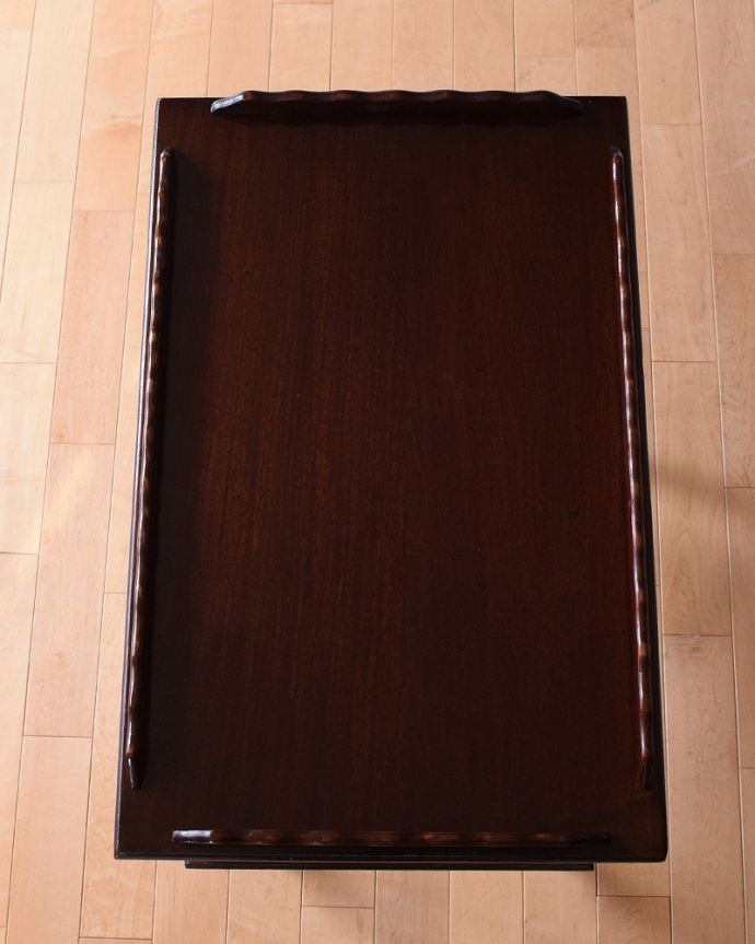 アンティークのワゴン・トローリー アンティーク家具 コロコロが付いて移動もラクラク、優雅な英国輸入のアンティークワゴン (トローリー)。上から見るとこんな形です修復にもいろんな方法がありますが、Handleではこだわって仕上げています。(q-1665-f)