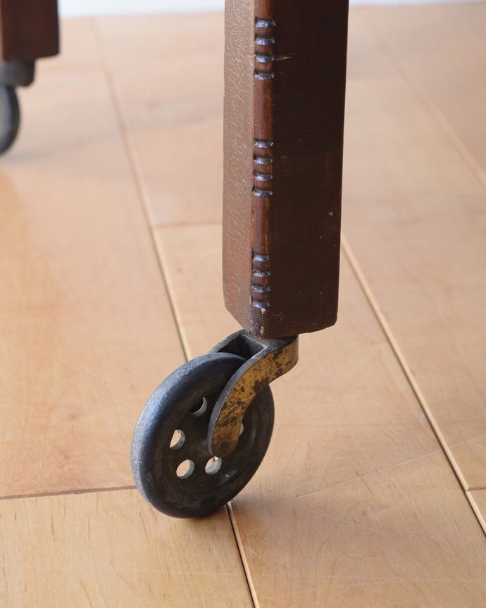 アンティークのワゴン・トローリー アンティーク家具 コロコロが付いて移動もラクラク、優雅な英国輸入のアンティークワゴン (トローリー)。ちゃんと動きます脚先にはキャスターが。(q-1665-f)