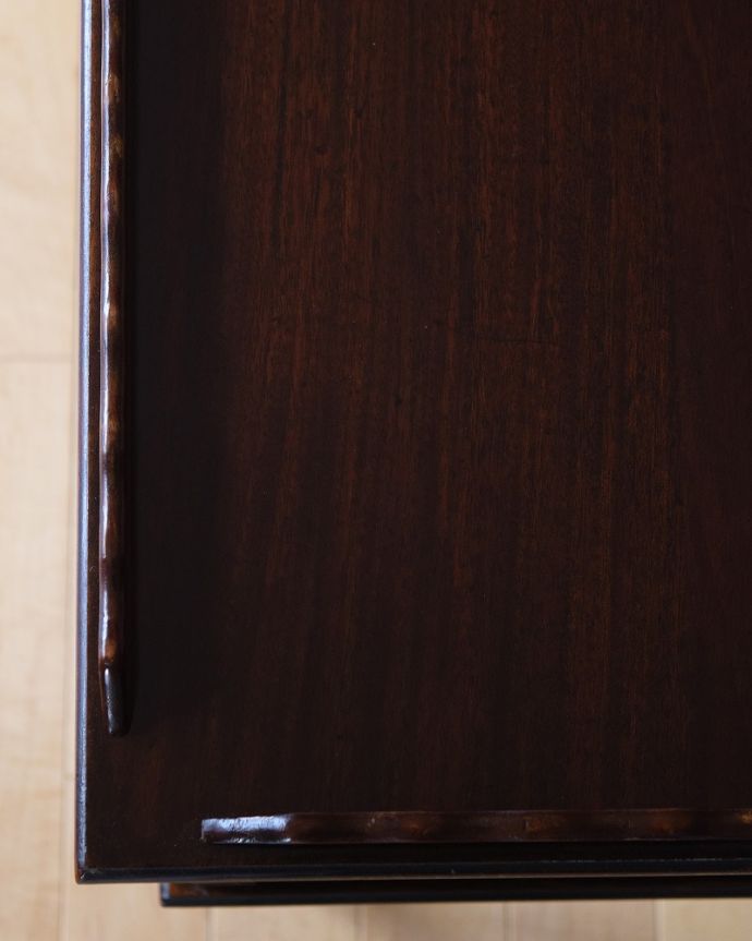 アンティークのワゴン・トローリー アンティーク家具 コロコロが付いて移動もラクラク、優雅な英国輸入のアンティークワゴン (トローリー)。近づいてみると・・・修復にもいろんな方法がありますが、Handleでは塗装にこだわって古い塗装を剥離して再塗装していますのでピカピカです。(q-1665-f)