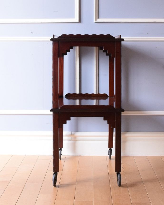 アンティークのワゴン・トローリー アンティーク家具 コロコロが付いて移動もラクラク、優雅な英国輸入のアンティークワゴン (トローリー)。キッチンだけじゃもったいない!アンティークのワゴンはデザインもキレイなので、キッチン用として使うだけじゃなく、家具としていろいろ使えます。(q-1665-f)