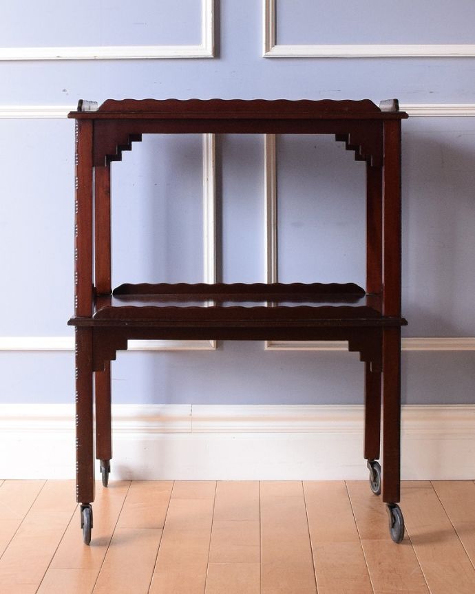 アンティークのワゴン・トローリー アンティーク家具 コロコロが付いて移動もラクラク、優雅な英国輸入のアンティークワゴン (トローリー)。360度、どこから見てもキレイアンティークは新品ではないので、もちろん経年変化によるキズはありますが、専門の職人がキレイにお直しをしているので、どの角度から見てもキレイです。(q-1665-f)