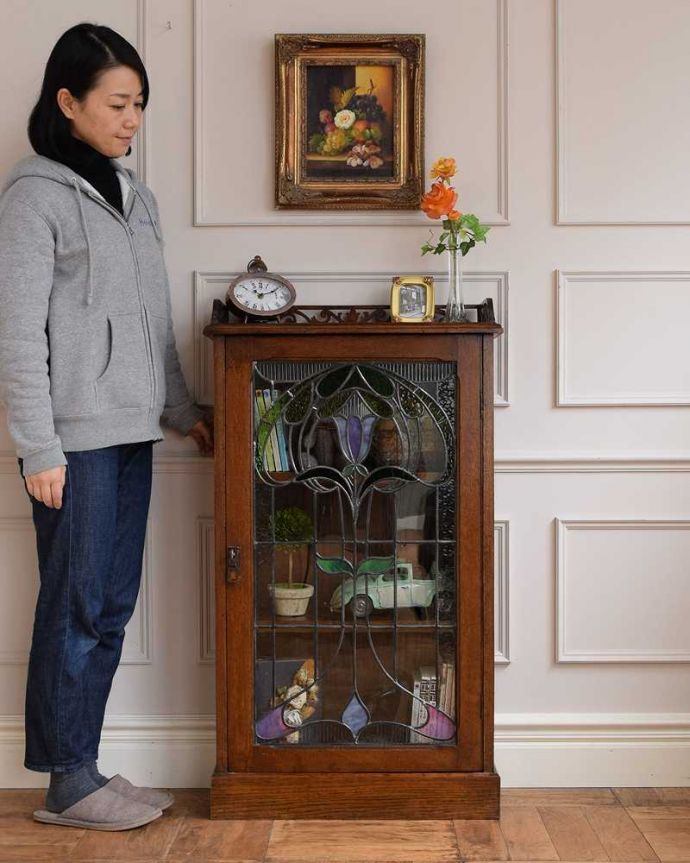 アンティークのキャビネット　アンティーク家具　美しいお花のステンドグラスの扉、英国アンティーク家具のブックケース（本棚） 。ステンドグラスの扉が美しいキャビネット扉がステンドグラスになっているから、キャビネットとステンドグラスの両方を一気に手に入れることが出来ちゃうんです。(q-1666-f)